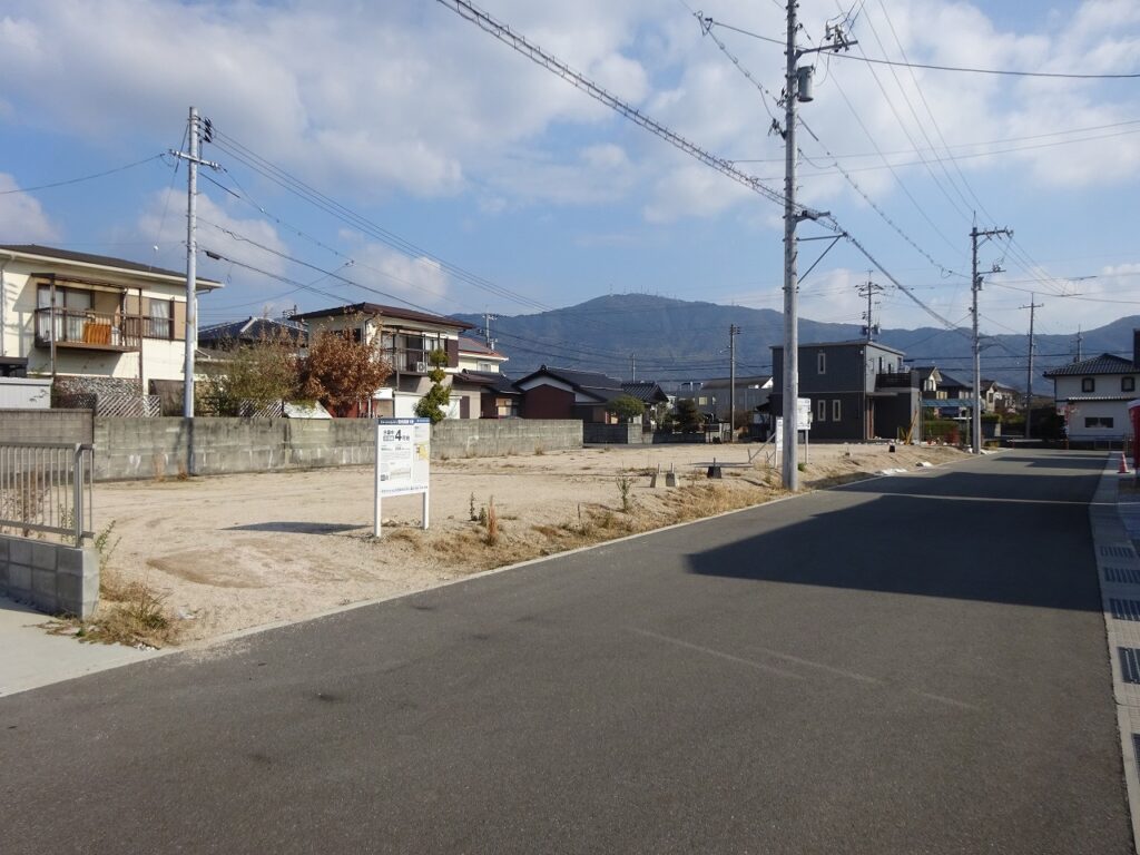 前面道路も広々としています。