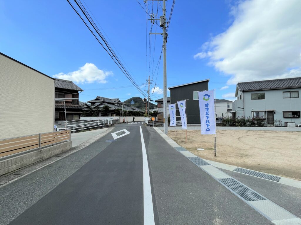 南・東道路の角地で日当たり良好です。