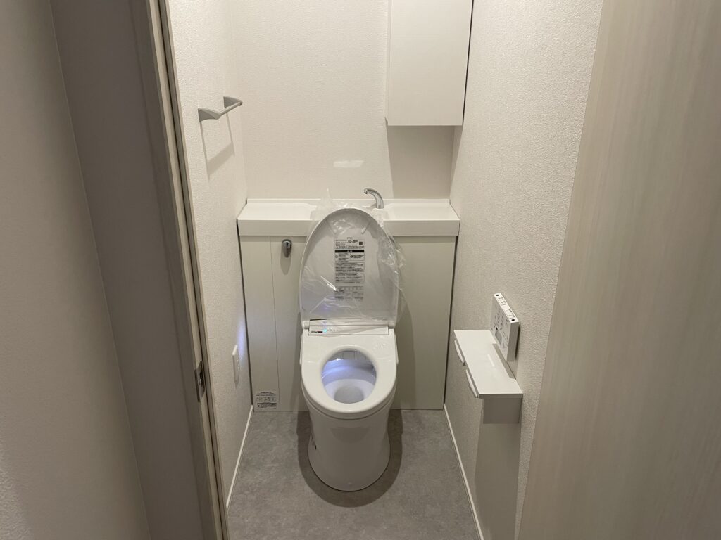 白を基調とした清潔感のあるトイレです
