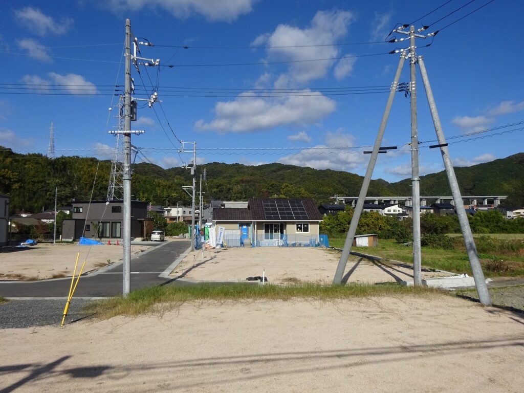 前面道路も広々としています。