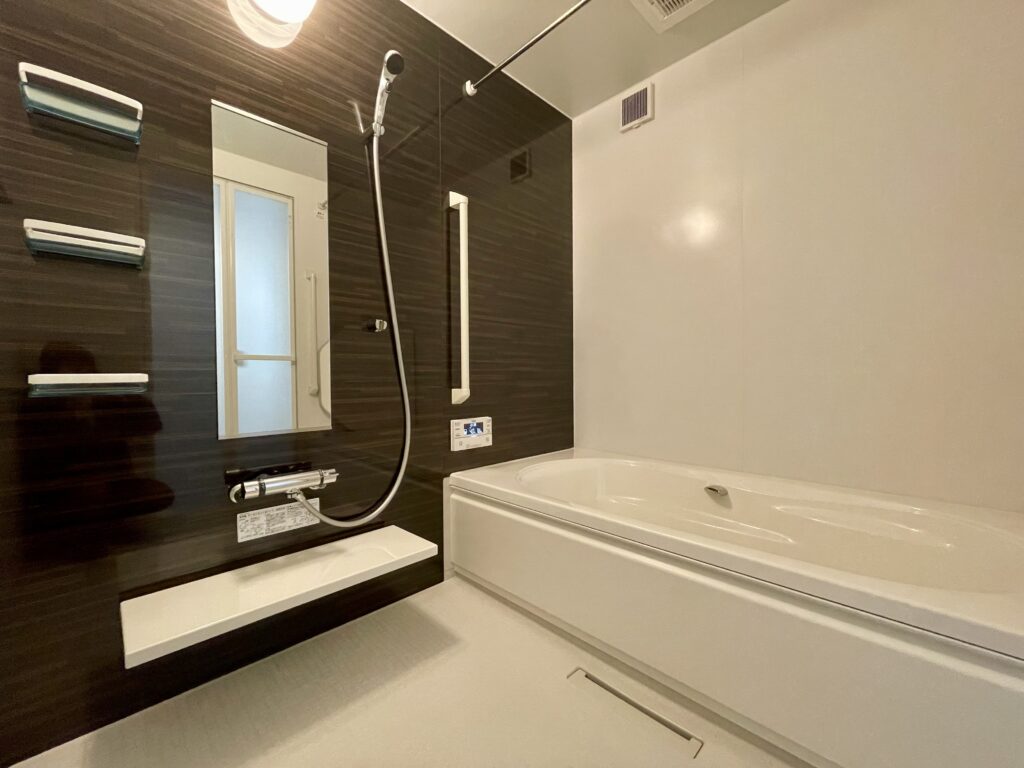 木調パネルをアクセントにした高級感のある浴室です