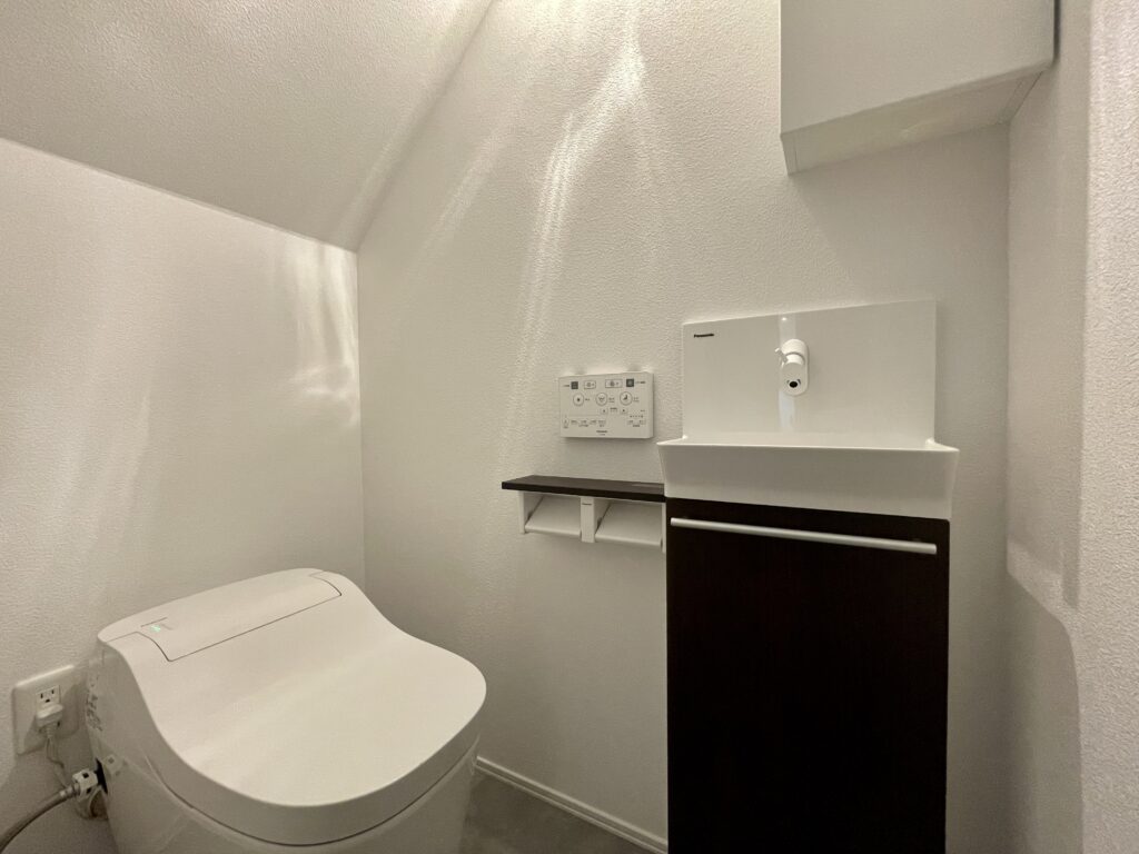 タンクレストイレと手洗いカウンターでワンランク上のトイレ空間