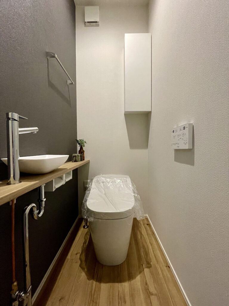 シンプルでスタイリッシュなトイレ空間です