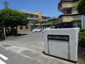 富田東小学校まで約450ｍ～470ｍ（徒歩6分）