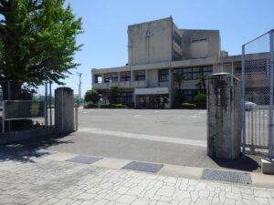 富田中学校まで約1700ｍ～1720ｍ（徒歩22分）