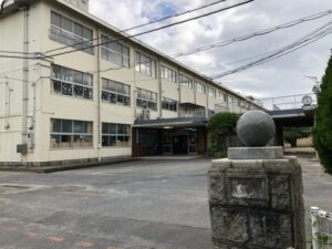 浅江小学校から約1420ｍ（徒歩18分）