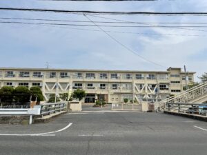 岡山市立富山小学校　1.040～1.120ｍ　(徒歩13～14分)