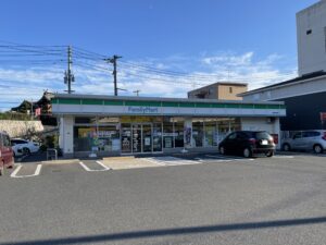 ファミリーマート岩国今津町店から約440ｍ～450ｍ（徒歩6分）/24時間営業　定休日：原則無し